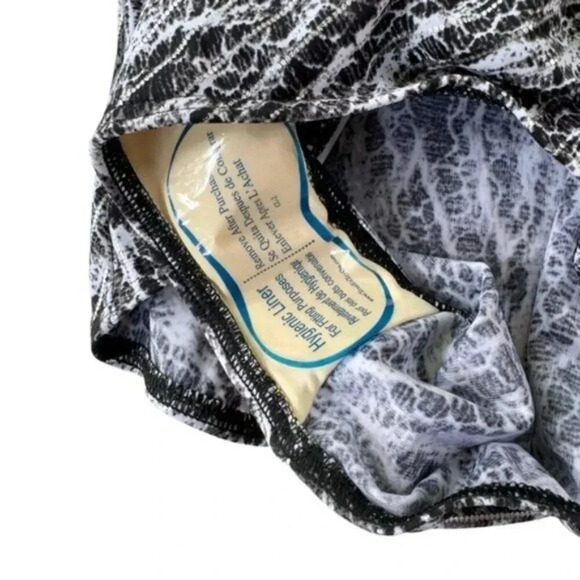 Miraclesuit Metallic Silver Chevron Python Siren OnePiece Swimsuit Size 8 NWT - Picture 9 of 14